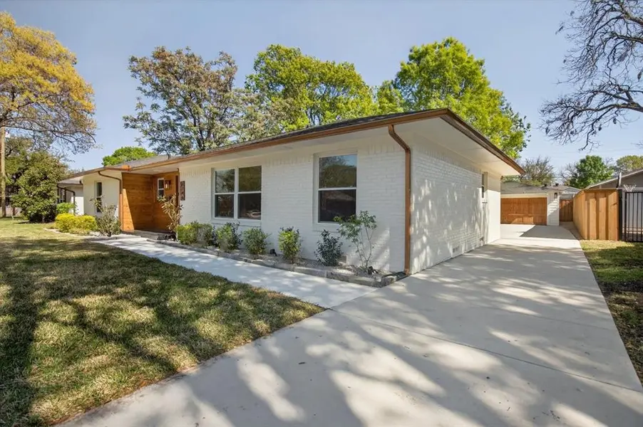 6746 Braeburn Drive, Dallas, TX 75214