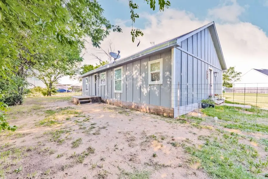 709 W Live Oak Street, Alvord, TX 76225