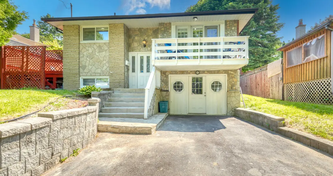 579 Pinewood ST, Oshawa, ON L1G 2S2