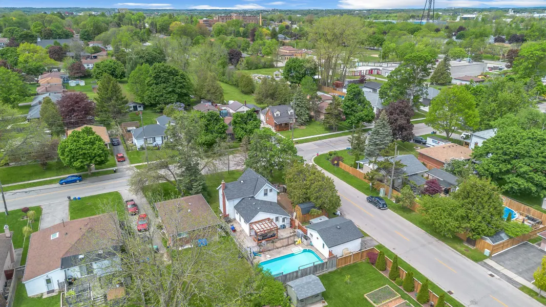 35 James AVE, Brantford, ON N3S 6Y2