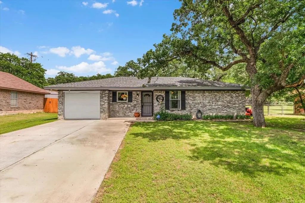 105 Rhoades Street, Azle, TX 76020