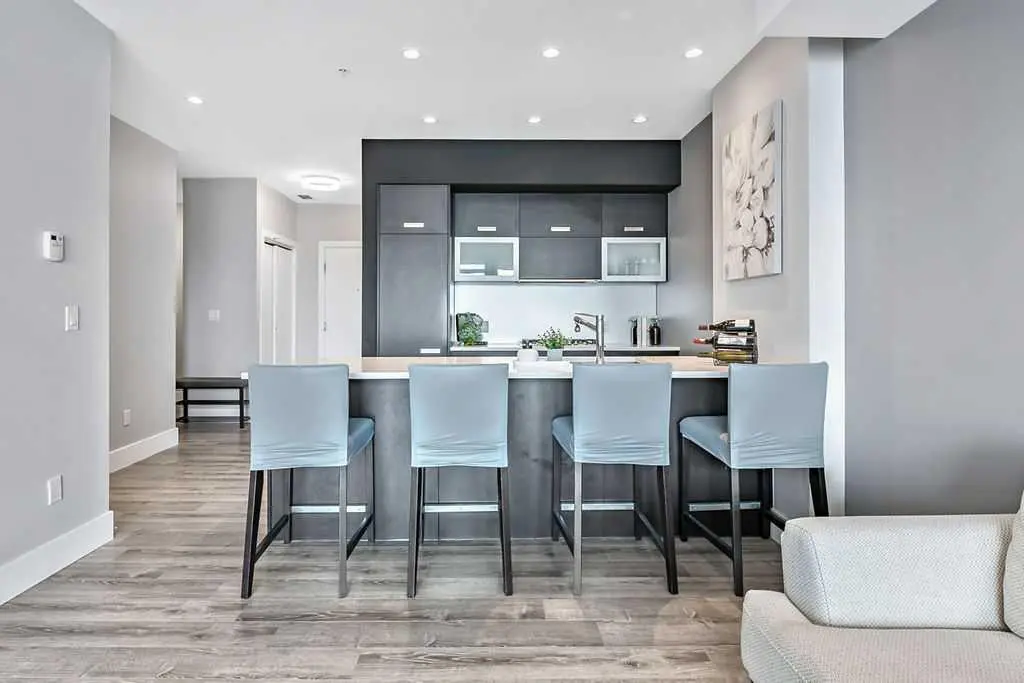 2505 17 AVE SW #403, Calgary, AB T3E 7V3