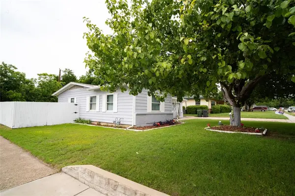 2136 Ridgeway Street, Arlington, TX 76010