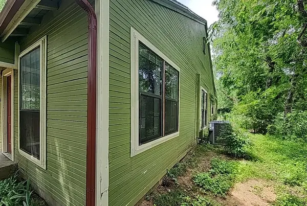 218 S Buffalo Avenue, Cleburne, TX 76033