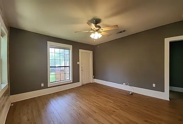 218 S Buffalo Avenue, Cleburne, TX 76033