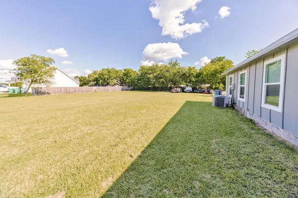 709 W Live Oak Street, Alvord, TX 76225
