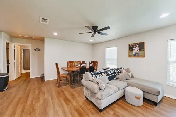 709 W Live Oak Street, Alvord, TX 76225
