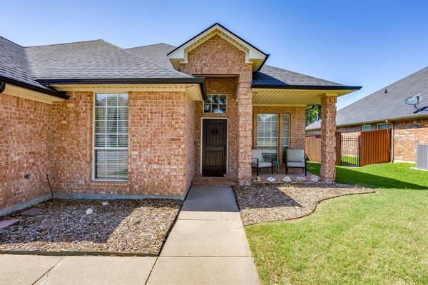 779 Little Ridge Court, Burleson, TX 76028