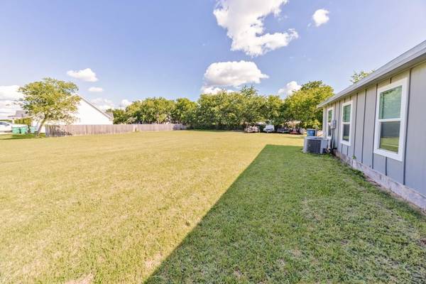 709 W Live Oak, Alvord, TX 76225