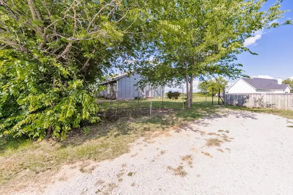 709 W Live Oak Street, Alvord, TX 76225