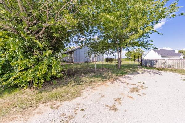 709 W Live Oak Street, Alvord, TX 76225