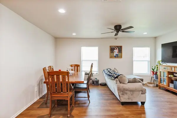 709 W Live Oak Street, Alvord, TX 76225