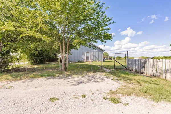 709 W Live Oak Street, Alvord, TX 76225