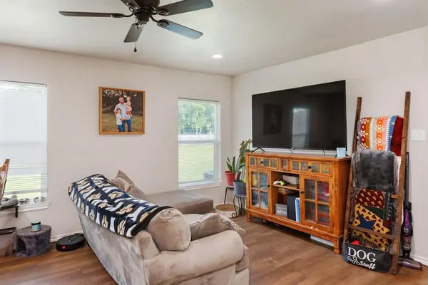 709 W Live Oak Street, Alvord, TX 76225
