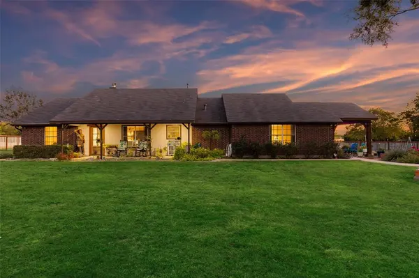 2104 W Holiday, Fate, TX 75087