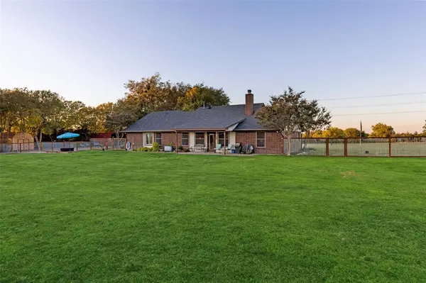 2104 W Holiday, Fate, TX 75087