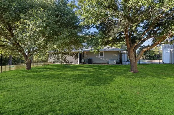 2104-B W Holiday, Fate, TX 75087