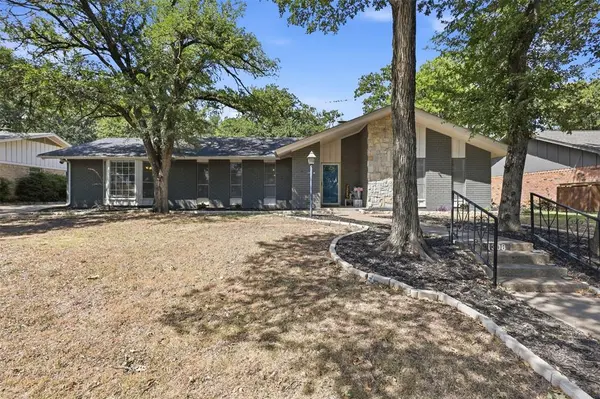 1308 W Redbud Drive, Hurst, TX 76053