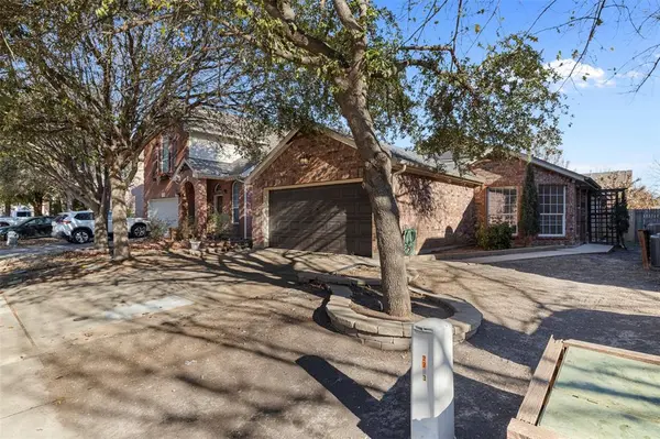 2709 Mountain Lion Drive, Fort Worth, TX 76244