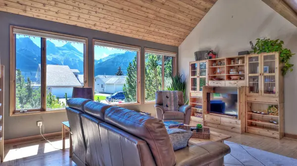 226 Lady MacDonald DR, Canmore, AB T1W1H3