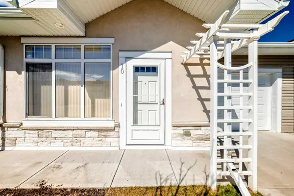 10 Sunvale PL NE, High River, AB T1V 0J3