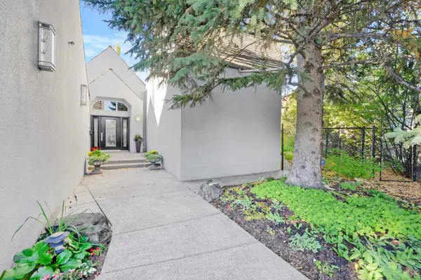 121 Patton PL SW, Calgary, AB T2V 5E1