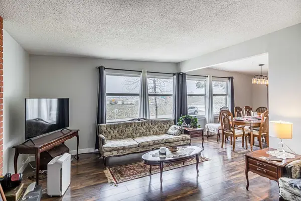 5636 37 ST SW, Calgary, AB T3E 5M6