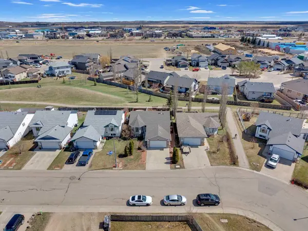 19 Heenan CRES, Sylvan Lake, AB T4S 1Y6