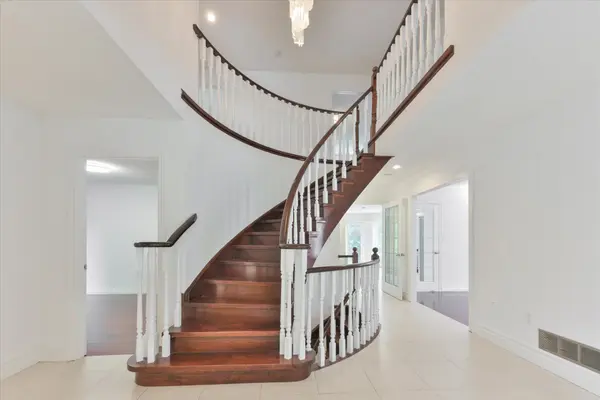 2216 Dunvegan AVE, Oakville, ON L6J 6P7