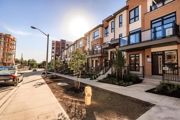 140 Canon Jackson DR #210, Toronto W04, ON M6M 0B9