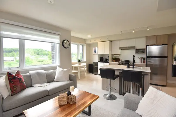 1135 COOKE BLVD #112, Burlington, ON L7T 4A8