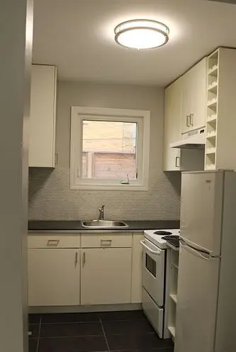 78 Fifth ST #4, Toronto W08, ON M8V 2Z3