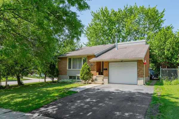 31 Mulberry LN, Waterloo, ON N2L 5L4