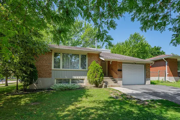 31 Mulberry LN, Waterloo, ON N2L 5L4
