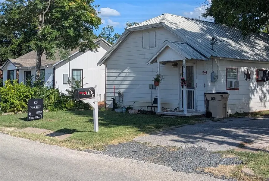 102 E Oak Avenue, Comanche, TX 76442