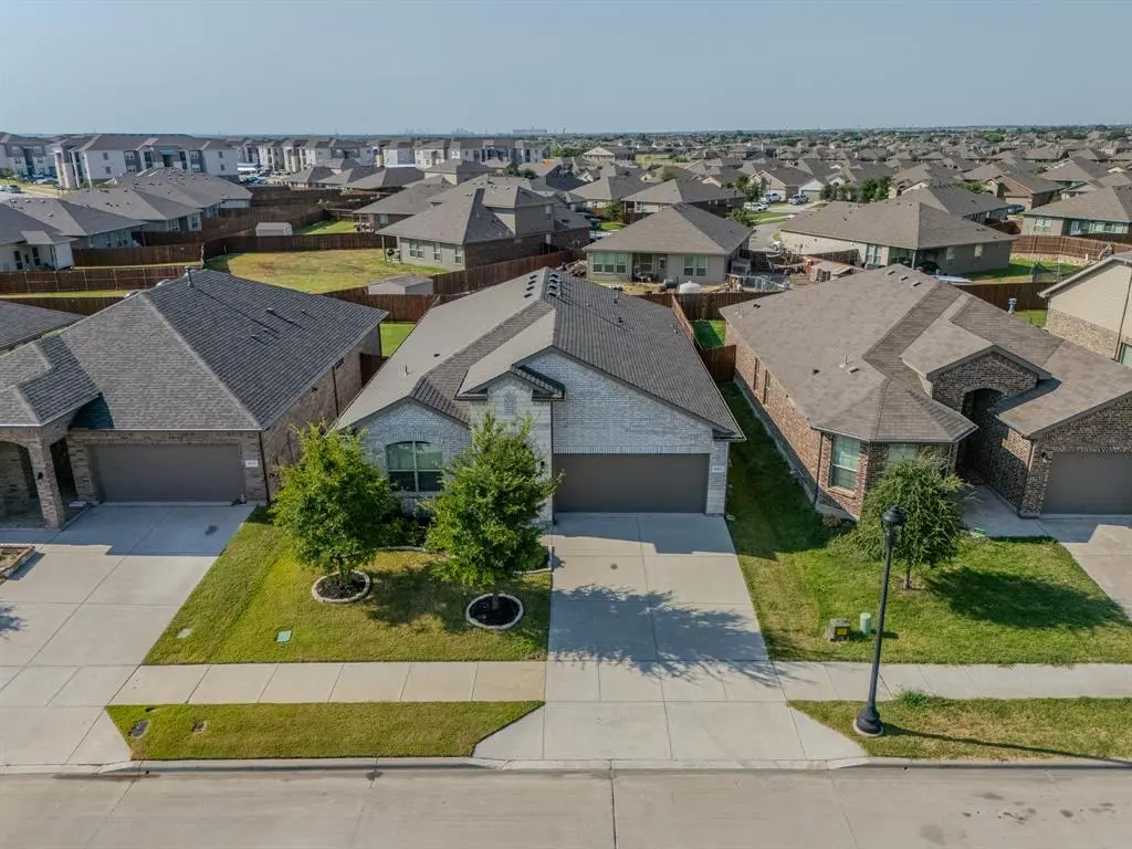 521 Dunmore Drive, Fort Worth, TX 76052