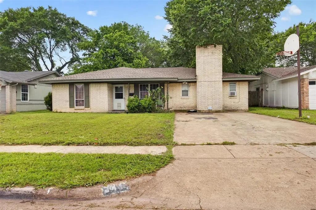 341 Blueberry Lane, Grand Prairie, TX 75052