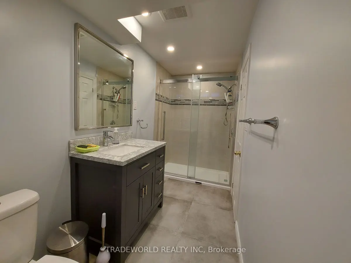 880 Leslie Valley DR, Newmarket, ON L3Y 7G9