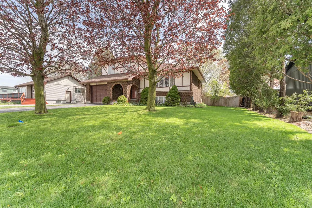 2 Cranberry RD, Tillsonburg, ON N4G 4Y9