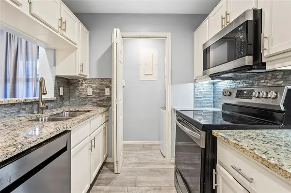 1735 Crest Grove Drive, Arlington, TX 76012