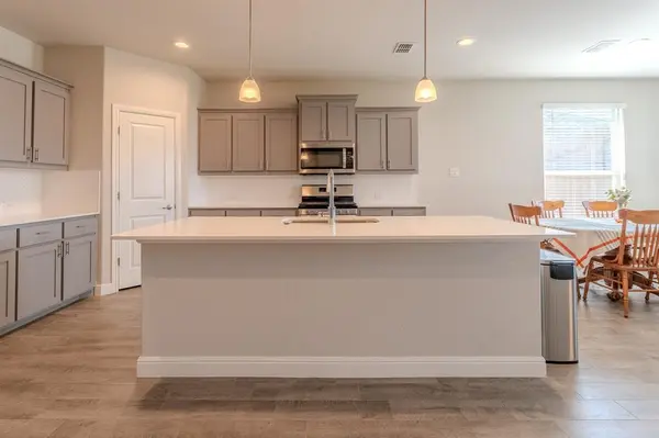 521 Dunmore Drive, Fort Worth, TX 76052