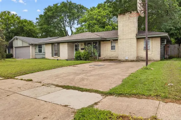 341 Blueberry Lane, Grand Prairie, TX 75052
