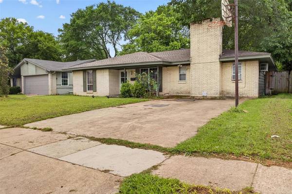 341 Blueberry Lane, Grand Prairie, TX 75052