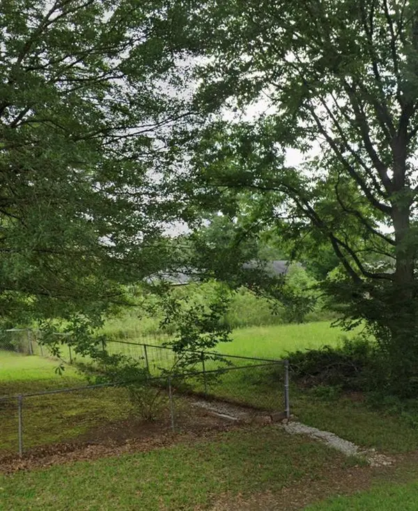 2202 E Avenue B, Hooks, TX 75561