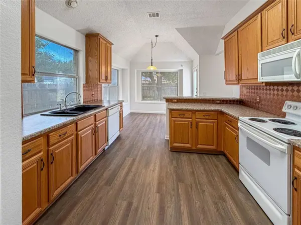 2516 Fairway View Drive, Burleson, TX 76028