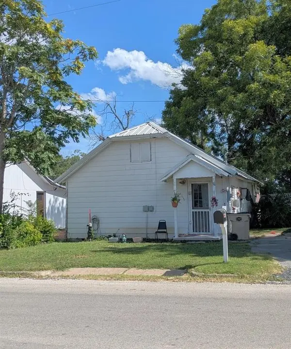 102 E Oak Avenue, Comanche, TX 76442