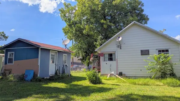 102 E Oak Avenue, Comanche, TX 76442