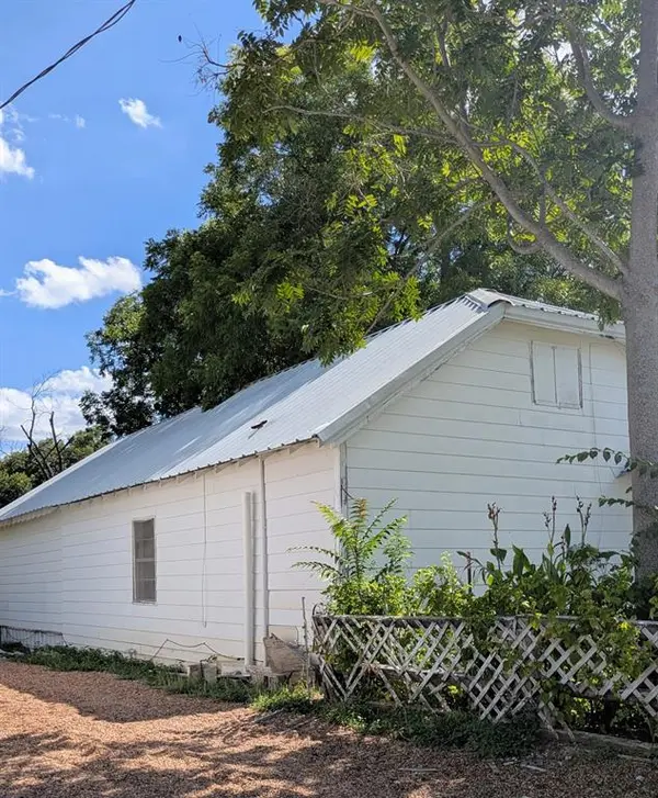 102 E Oak Avenue, Comanche, TX 76442