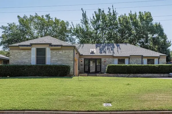 2805 Hedgeway Drive, Arlington, TX 76016
