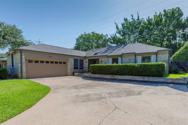 2805 Hedgeway Drive, Arlington, TX 76016